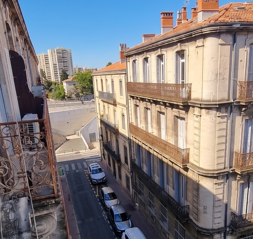 832